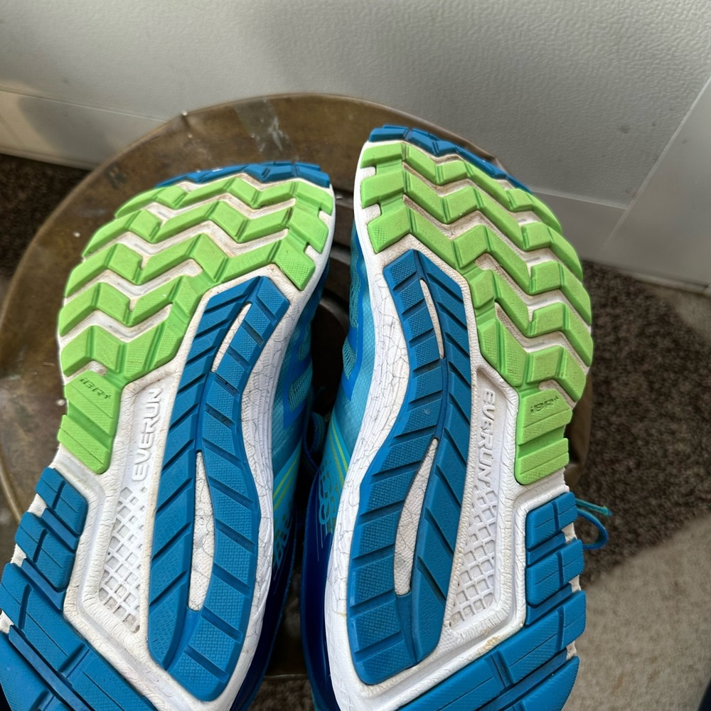 Saucony, Running Shoes & Gear, Guide 10. - Picture 2 of 5